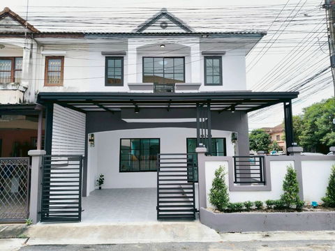 ทาวน์เฮ้าส์ หลังริม รีโนเวทใหม่ สวย หมู่บ้าน เคซี รามอินทรา6 ถนนพระยาสุเรนทร์ 45 คลองสามวา พร้อมเฟอร์นิเจอร์ทั้งหลัง เดินทางสะดวก
