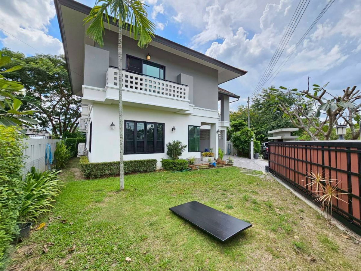 picture Two storey house for sale   3 bedrooms,4 toilets and 1 kitchen.  - 29/31
