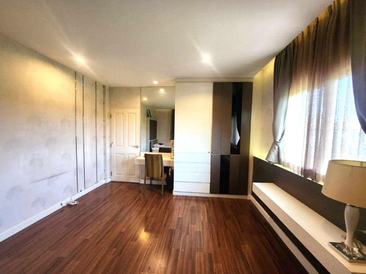 picture  Two storey house for rent with 4 bedrooms,3 toilets and 1 kitchen.  - 9/18