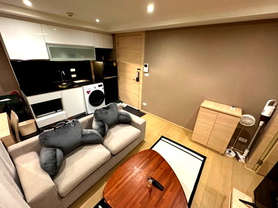 คอนโดให้เช่า : Klass Silom【𝐑𝐄𝐍𝐓】🔥โมเดิร์นเรียบเท่โทนขาวเทา ลงตัวกับชีวิตเรียบง่าย🔥  ติดต่อไลน์ไอดี: @hacondo