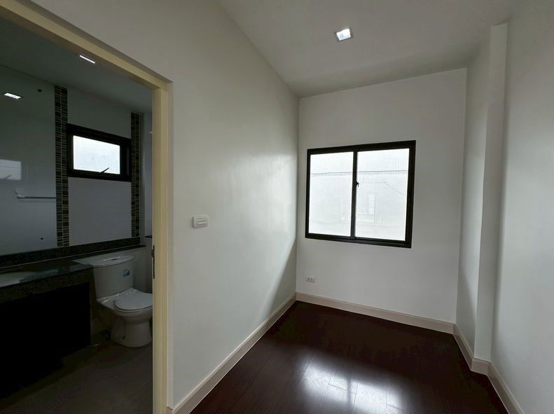 picture For Sale: Detached House in Setthasiri Watcharapol Village by Sansiri. Grade-A, newly renovated,  - 10/17