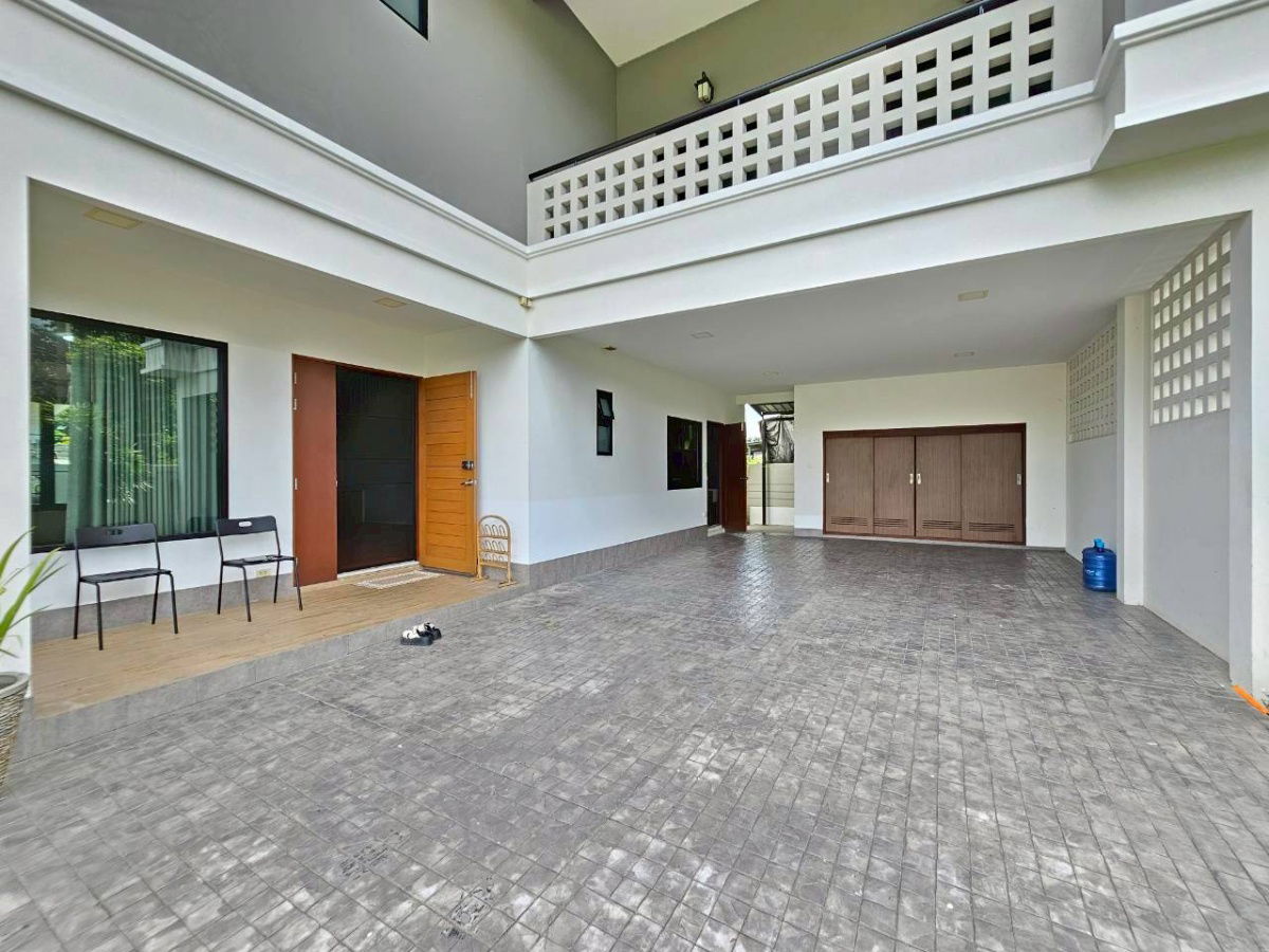 picture Two storey house for sale   3 bedrooms,4 toilets and 1 kitchen.  - 2/31