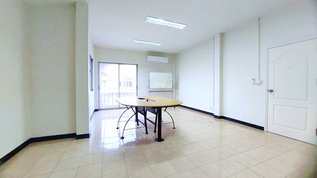 picture Parking for 4-5 cars half a rai of land MRT RamIntra40 3.7km. 3-story commercial building for rent f - 6/8