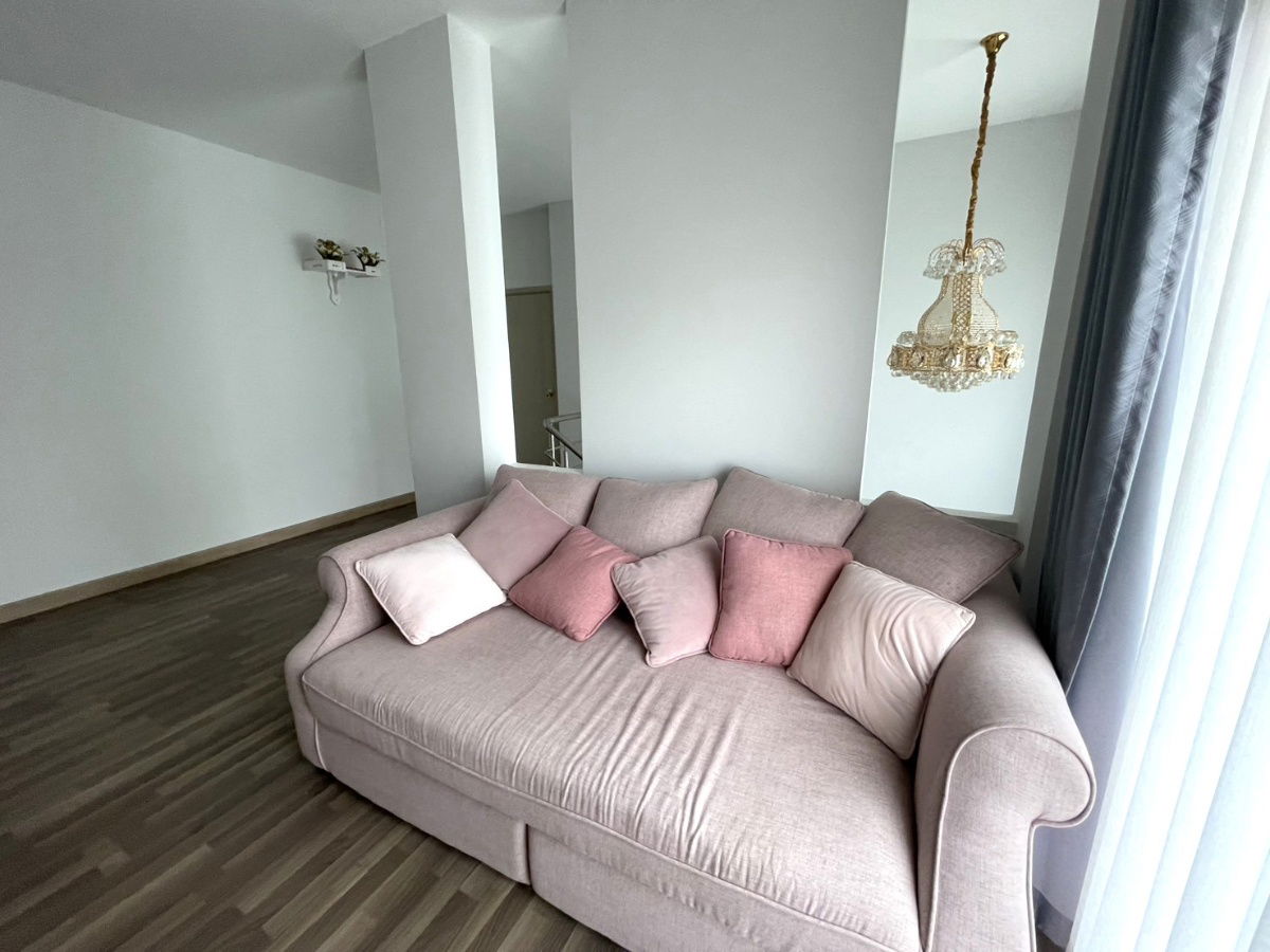 picture  Two storey house for rent with 3 bedrooms,3 toilets and 1 kitchen. - 8/25
