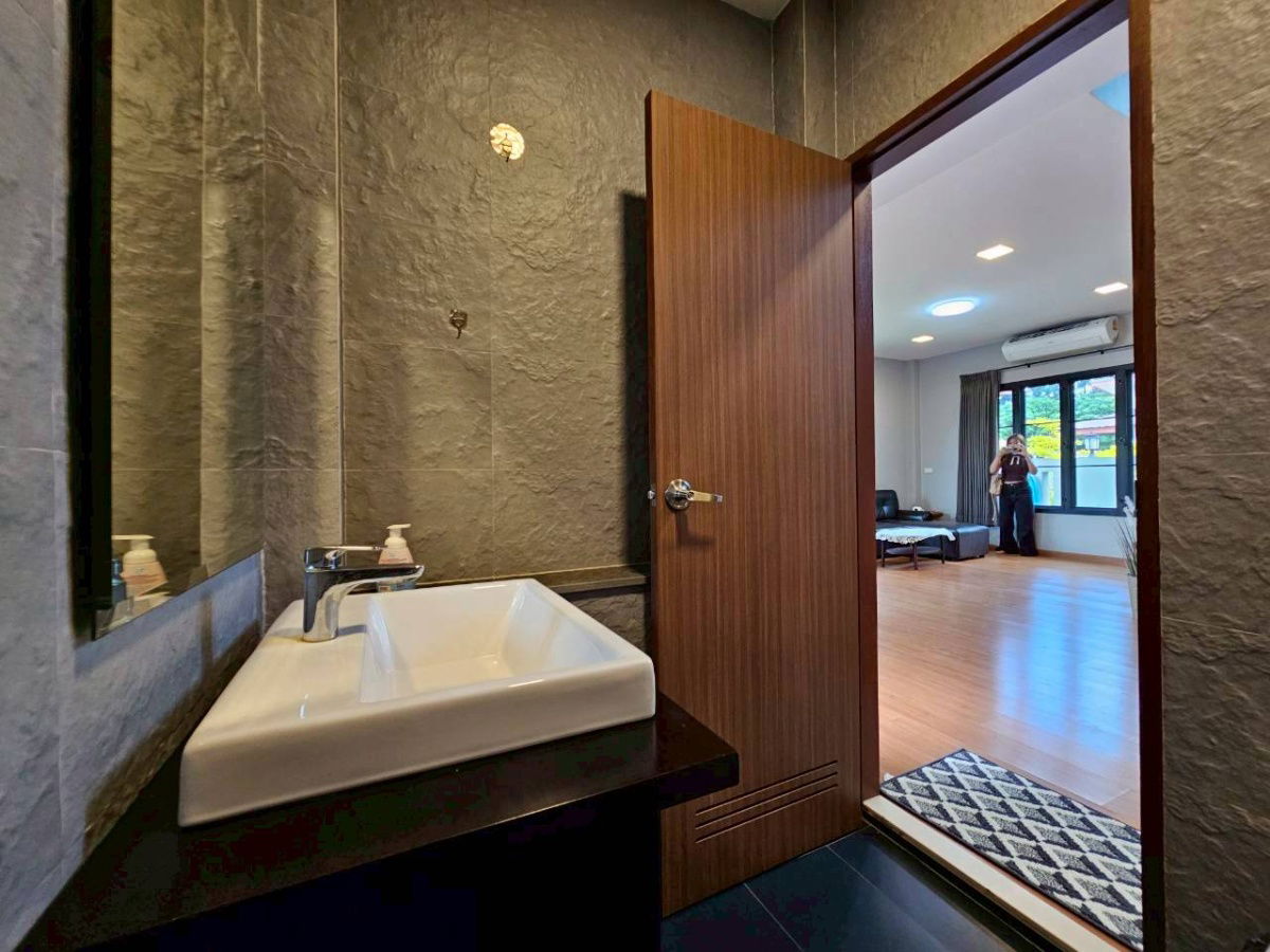 รูป ขายบ้านเดี่ยวสองชั้น  3 ห้องนอน 4 ห้องน้ำ 1  ห้องครัว  2 ที่จอดรถ - รูปที่ 28/31