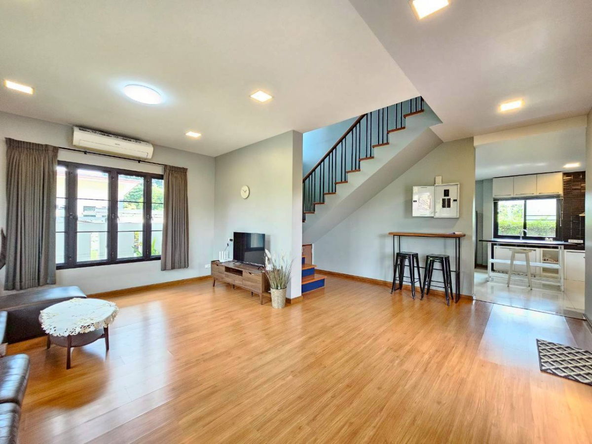 picture Two storey house for sale   3 bedrooms,4 toilets and 1 kitchen.  - 5/31