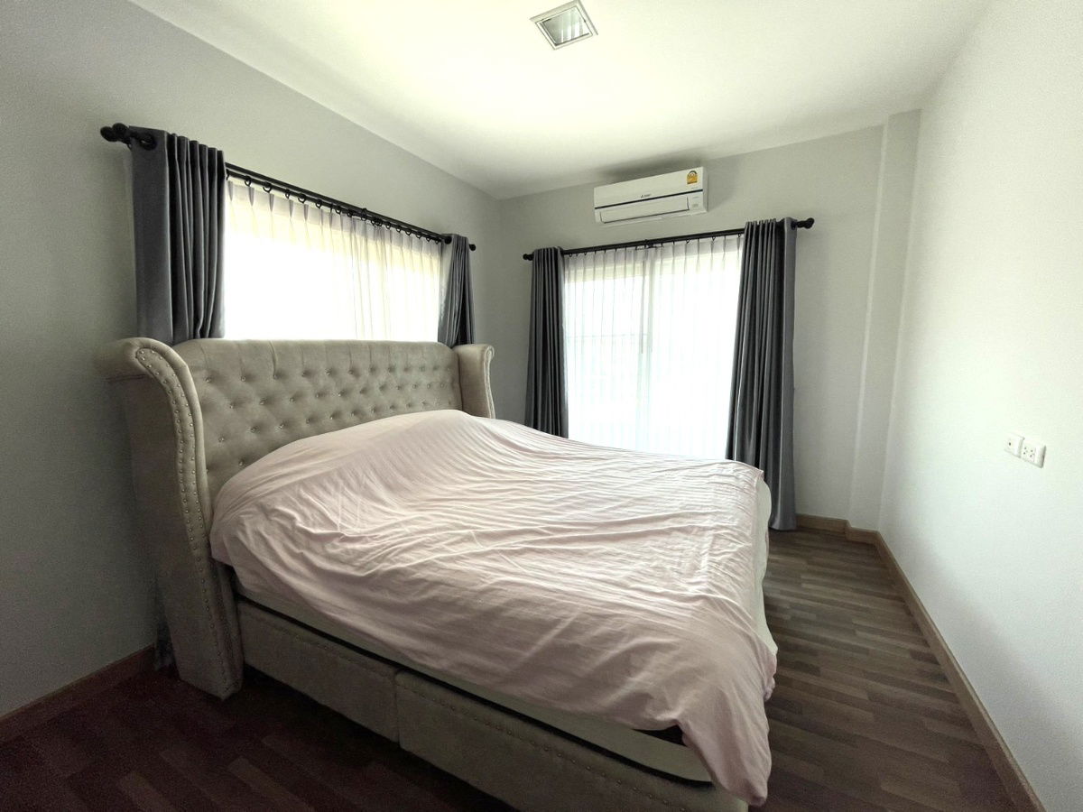 picture  Two storey house for rent with 3 bedrooms,3 toilets and 1 kitchen. - 9/25