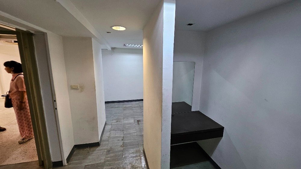 picture Rent a commercial building, Yaowarat Commercial Building, Samphanthawong     Space for rent each floor sepeartely    1st floor   Usage 160 sqm  - 13/13