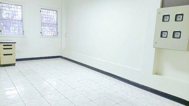 picture Parking for 4-5 cars half a rai of land MRT RamIntra40 3.7km. 3-story commercial building for rent f - 4/8