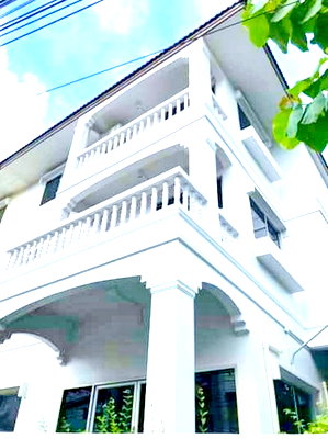 Shophouses for rent Ratchada-Ramintra Road : Parking for 4-5 cars half a rai of land MRT RamIntra40 3.7km. 3-story commercial building for rent f