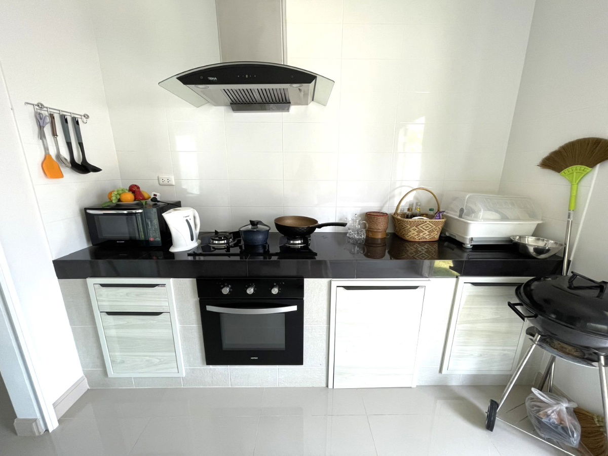 picture  Two storey house for rent with 3 bedrooms,3 toilets and 1 kitchen. - 21/25