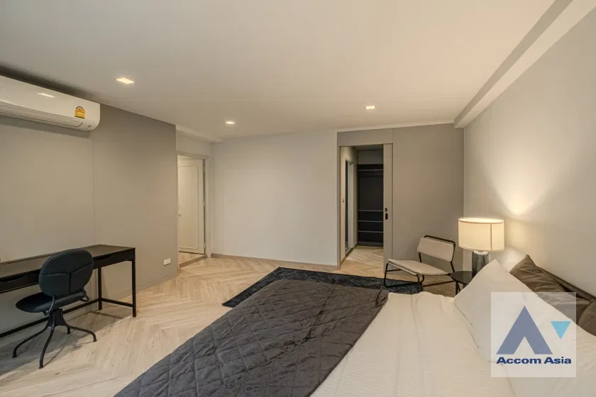 รูป 🔼🔽 AccomA 📩 Gorgeous white-tone condo with classic charm and full built-ins (24253) - รูปที่ 9/18