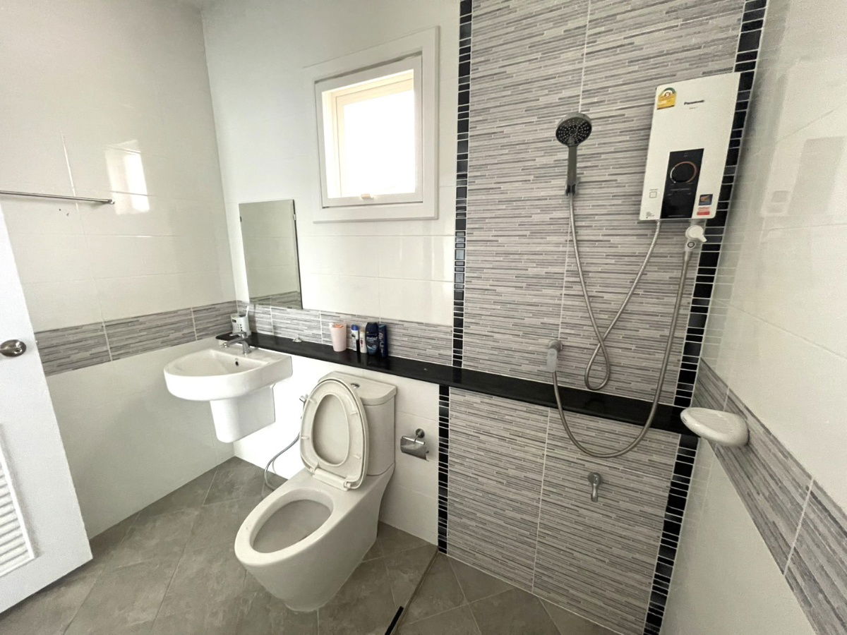 picture  Two storey house for rent with 3 bedrooms,3 toilets and 1 kitchen. - 18/25