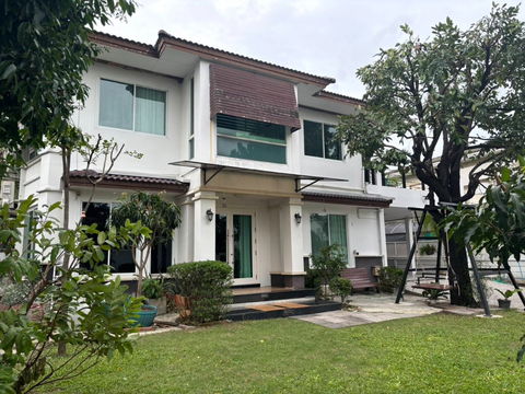 🏡 Single house for rent in Baan Ladprao Exclusive, off Ekkamai Expressway. 3 bedrooms, 1 maid's room, opposite The Crystal.