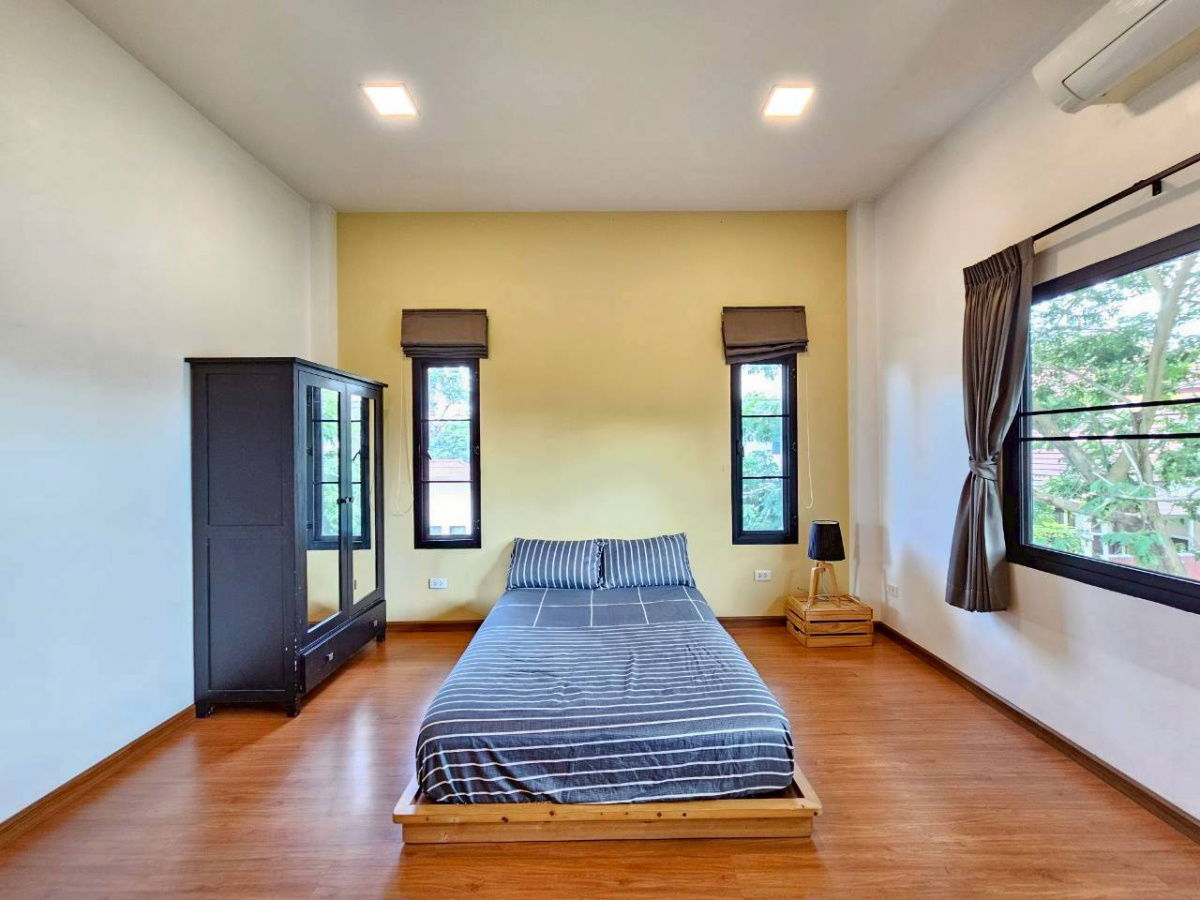 picture Two storey house for sale   3 bedrooms,4 toilets and 1 kitchen.  - 22/31