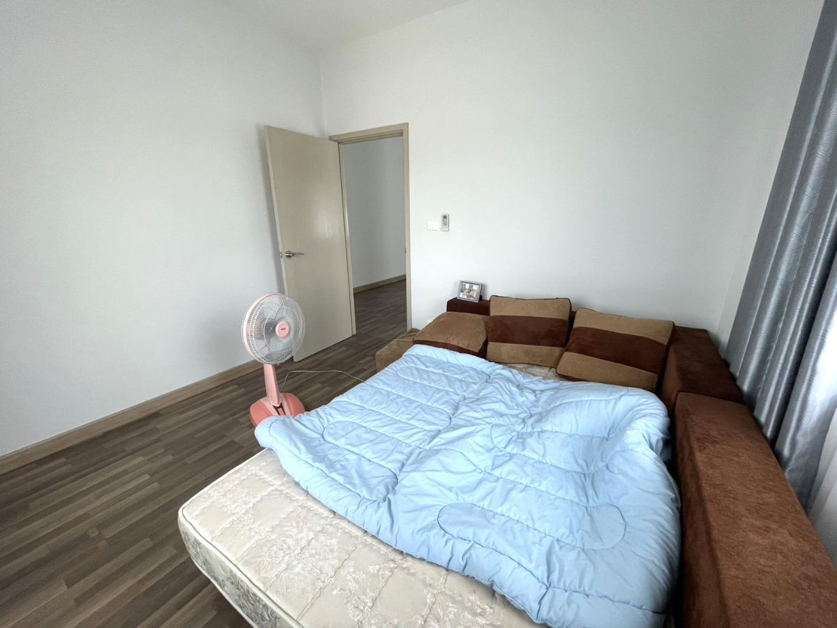 picture  Two storey house for rent with 3 bedrooms,3 toilets and 1 kitchen. - 14/25