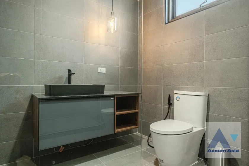 รูป 🔼🔽 AccomA 📩 Gorgeous white-tone condo with classic charm and full built-ins (24253) - รูปที่ 14/18