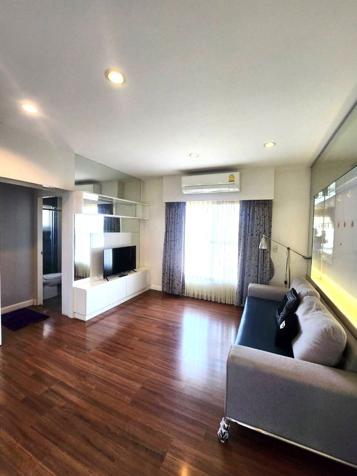 picture  Two storey house for rent with 4 bedrooms,3 toilets and 1 kitchen.  - 2/18