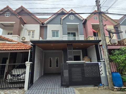 ทาวน์เฮ้าส์ รีโนเวทใหม่ พร้อมอยู่ กว้าง ใกล้ตลาดวงศกร หมู่บ้านกรีนวิลล์หทัยราษฏร์ ถนนหทัยราษฎร์86 ลาดสวาย ลำลูกกา ปทุมธานี