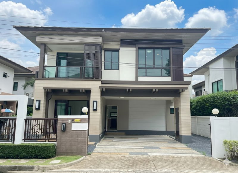 Houses for sale : For Sale: Detached House in Setthasiri Watcharapol Village by Sansiri. Grade-A, newly renovated,