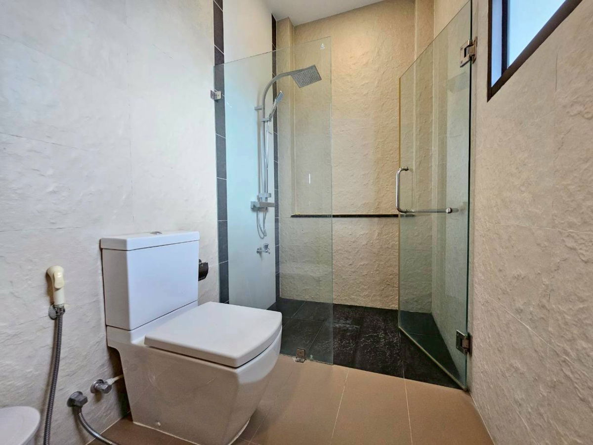 picture Two storey house for sale   3 bedrooms,4 toilets and 1 kitchen.  - 15/31