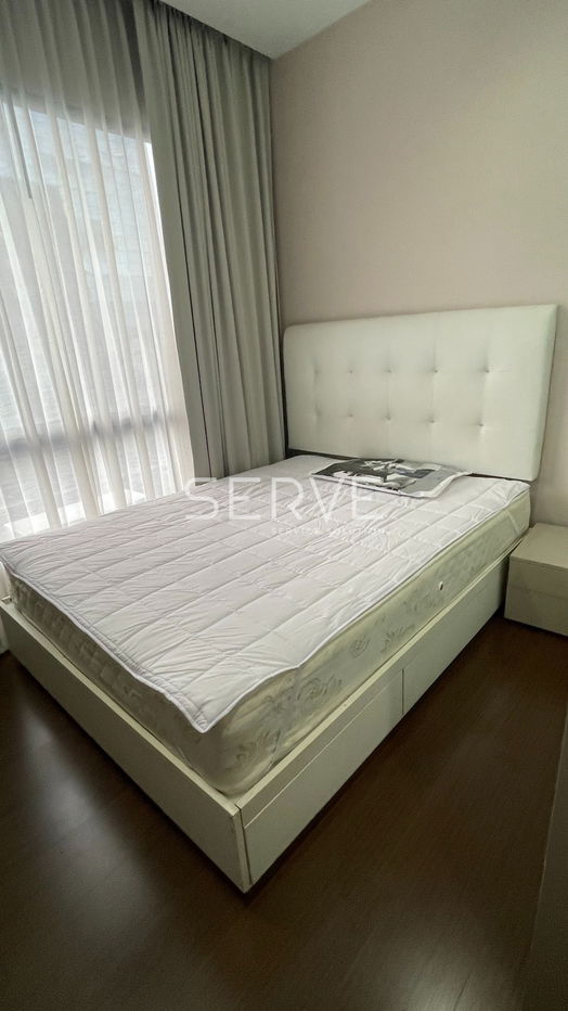 รูป 🔥2นอน ห้องกว้าง มีอ่างอาบน้ำ ชั้นสูง วิวดีมาก ห้องแต่งหรู เฟอร์จัดเต็มมาก พร้อมอยู่ บนทำเลดีๆ ใกล้ MRT ศูนย์วัฒนธรรม  @ IVY Ampio  - รูปที่ 2/10