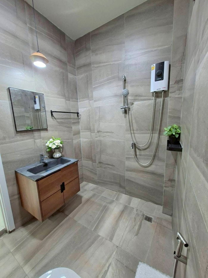 รูป 🏡บ้านใหม่ให้เช่า! ทำเลทองใจกลางสุขุมวิท 62 ติดทางด่วนบางนา – เดินทางสะดวก ใกล้ทุกสิ่ง! 2 ห้องนอนใหญ่ พร้อมแอร์ทุกห้อง 2 - รูปที่ 9/20