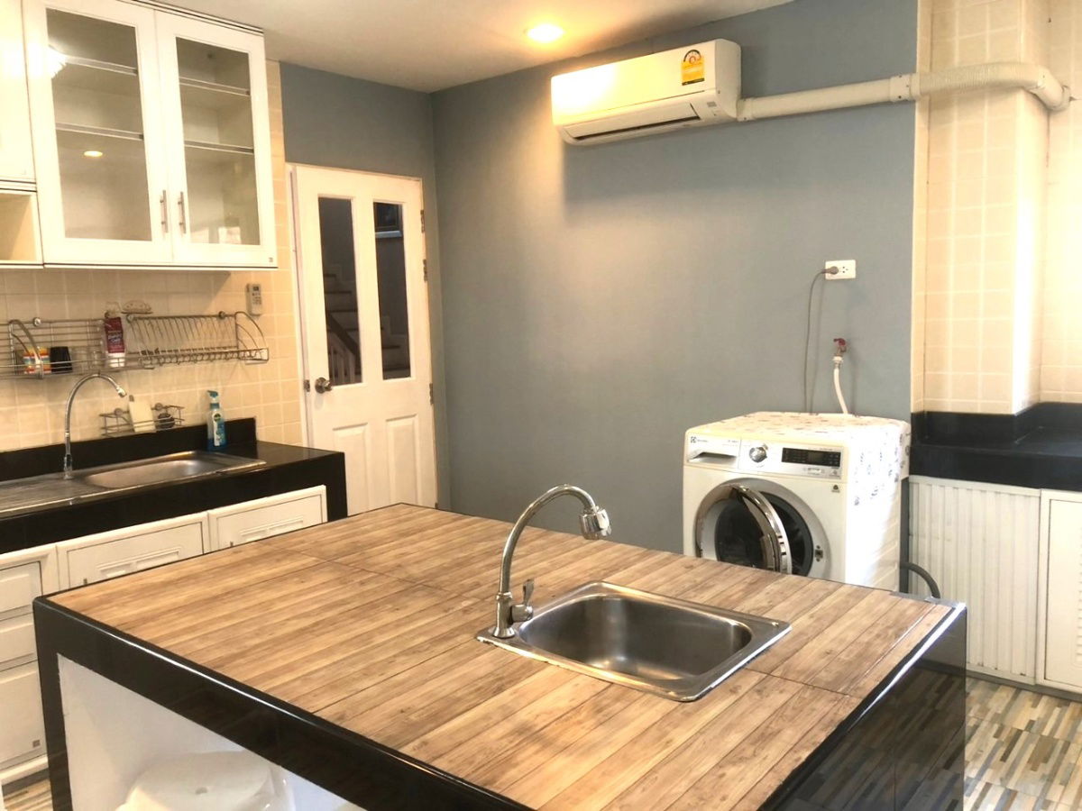 picture  Two storey house for rent with 4 bedrooms,3 toilets and 1 kitchen.  - 4/18