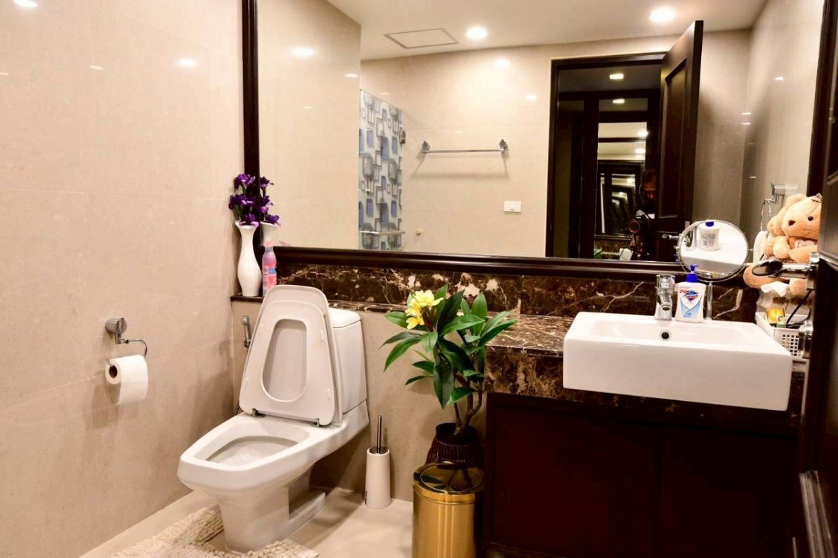 picture Sathorn Garden 33rd Floor, Building 1 Area: 230 sq.m. Price: 3 Bedrooms 5 Bathrooms 1 Kitchen 1 Living Room Balcony facing the main road - 9/26