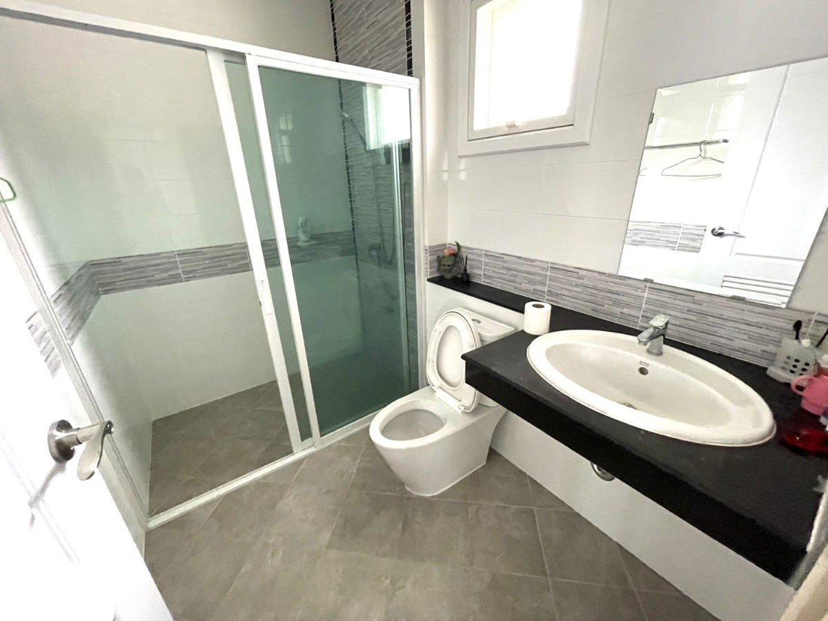 picture  Two storey house for rent with 3 bedrooms,3 toilets and 1 kitchen. - 11/25