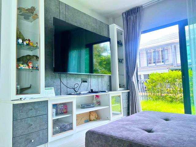 รูป คฤหาสน์หรู 4 นอน โรบินสันราชพฤกษ์ 2กม. ราชพฤกษ์-แจ้งวัฒนะ ให้เช่าบ้านเดี่ยว 2 ชั้น 220 ตร.ม. 54 ตร.วา. สภาพใหม่ พร้อมเฟอร์ฯ 3 น้ำ - รูปที่ 2/8