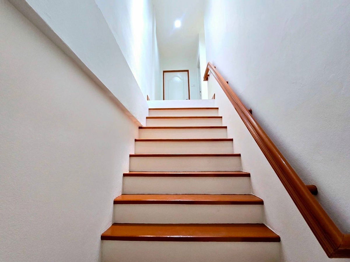 รูป ทาวน์เฮ้าส์ รีโนเวทใหม่ ทำเลดี ราคาถูก หมู่บ้าน เคซีร่มเกล้า18 แขวงมีนบุรี เขตมีนบุรี แถมเฟอร์นิเจอร์ พร้อมอยู่ - รูปที่ 9/20