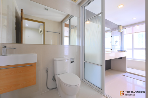 RHYTHM Ratchada-Huaikhwang Convenient Travel, Great Value per Square Meter near MRT Huai Khwang Station