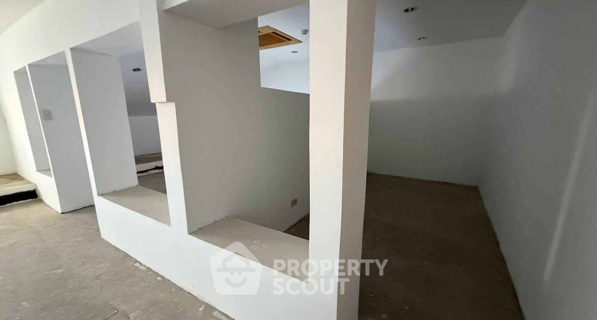 รูป คอนโด 4-ห้องนอน ที่ รอยัล ฮิลล์ รีสอร์ท ใกล้ พัทยาใต้ (ID 2349723) - รูปที่ 3/8