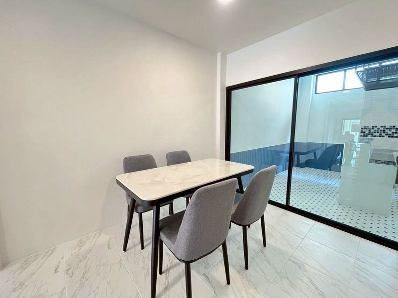 รูป หมู่บ้าน รุ่งกิจ แกรนด์ วิสต้า ( Rungkit Grand Vista ) ทาวน์โฮม 2 ชั้น ซอยหทัยราษฎร์ ถนนรามอินทรา รีโนเวทใหม่ พร้อมอยู่ แถมเฟอร์นิเจอร์ - รูปที่ 10/21