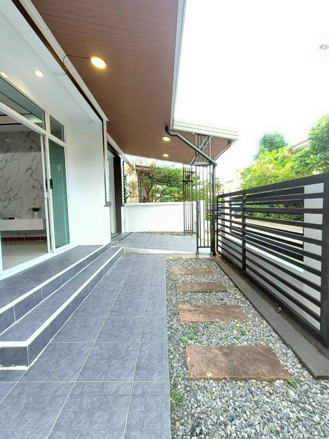 รูป บ้านแฝด รีโนเวทใหม่ มีเฟอร์นิเจอร์, แอร์ หมู่บ้านบุรีรมย์​ เลียบคลองสอง23 โซนชมนาด​ ซ.14 เขตคลองสามวา พร้อมอยู่ - รูปที่ 6/21