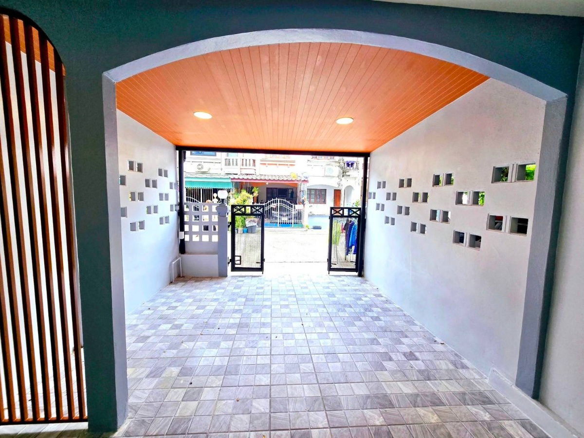 รูป ทาวน์เฮ้าส์ รีโนเวทใหม่ ทำเลดี ราคาถูก หมู่บ้าน เคซีร่มเกล้า18 แขวงมีนบุรี เขตมีนบุรี แถมเฟอร์นิเจอร์ พร้อมอยู่ - รูปที่ 2/20