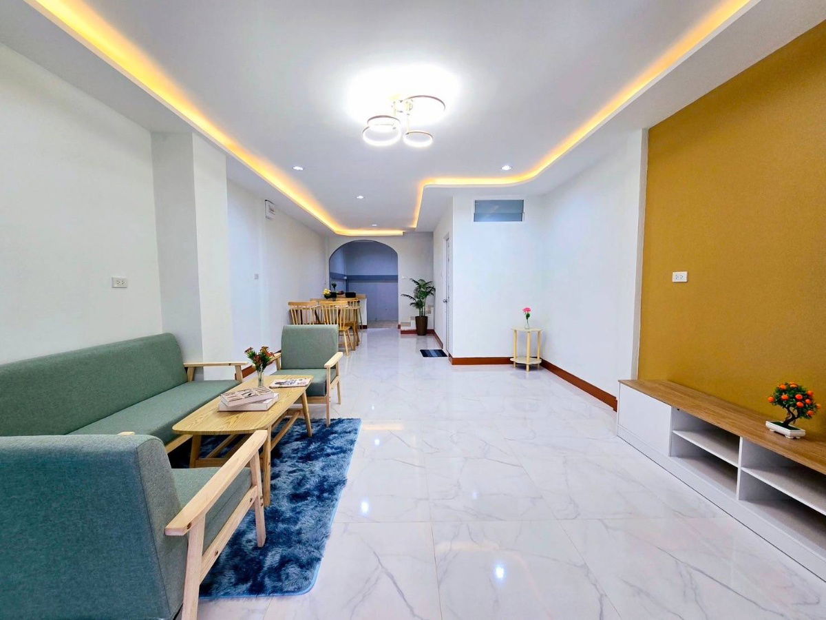 รูป ทาวน์เฮ้าส์ รีโนเวทใหม่ ทำเลดี ราคาถูก หมู่บ้าน เคซีร่มเกล้า18 แขวงมีนบุรี เขตมีนบุรี แถมเฟอร์นิเจอร์ พร้อมอยู่ - รูปที่ 4/20