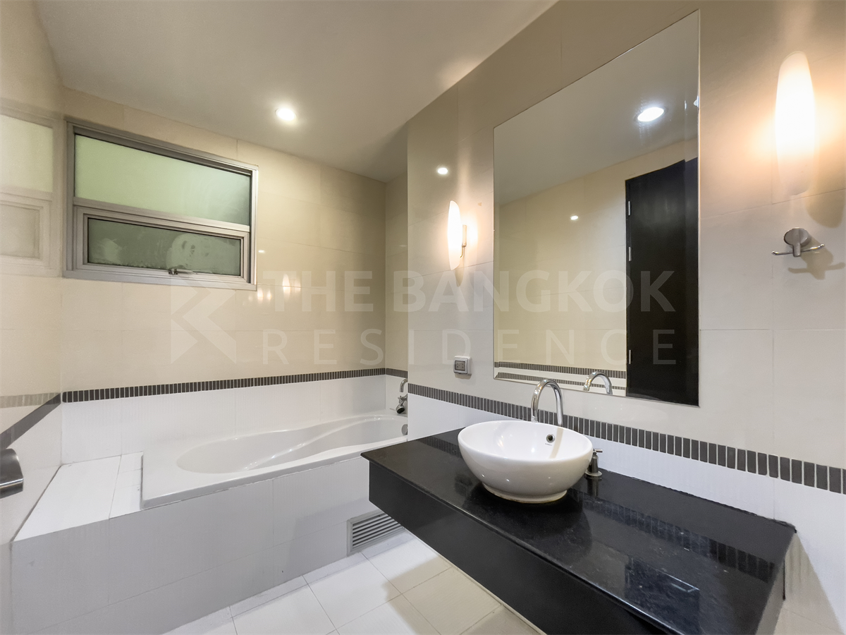 picture Baan Klang Krung Siam Pathumwan near Airport Rail Link Phaya Thai Station Move-in Ready, Just Bring Your Stuff - 2/9