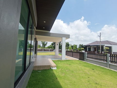 Single house for sale HS027, good location, near Central Rayong, only 3 km. New house 165 sq m, 174 sq wa, wide lawn, suitable for gardening
