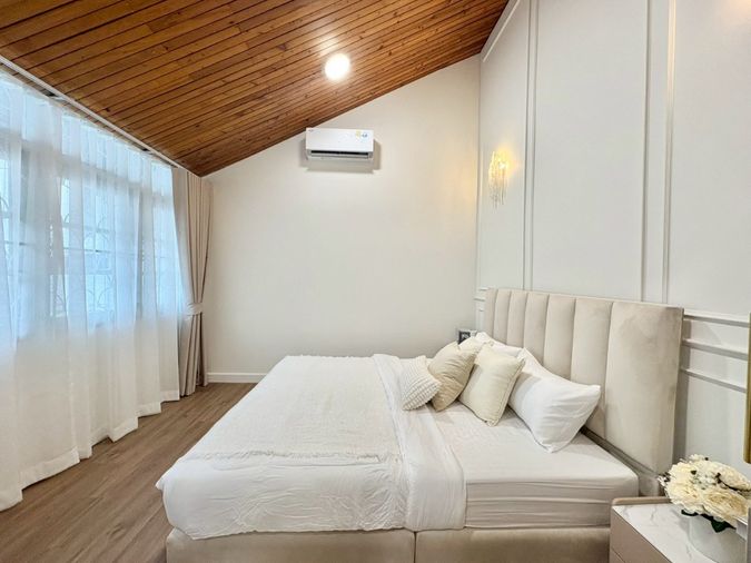 บ้านพลูวิลล่าใจกลางเมือง รัชดานิเวศน์ 16 พื้นที่ 80 ตร.ว. 500 ตร.ม. 5 ห้องนอน 3 ห้องน้ำ 4 ที่จอดรถ ค่าเช่า 150,000 ใกล้ MRT ห้วยขวาง