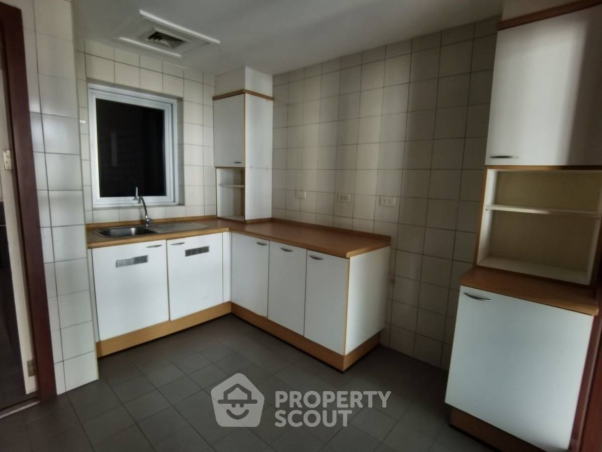 picture 3-BR Condo at All Seasons Mansion Condominium near BTS Phloen Chit (ID 1938369) - 18/32