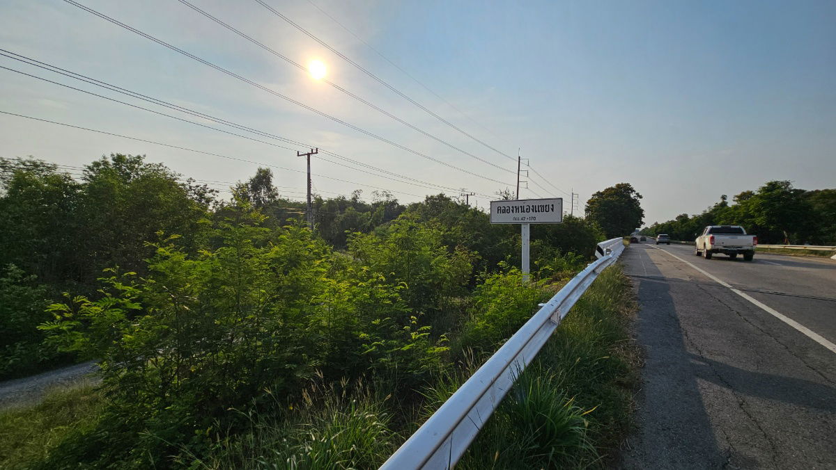 รูป ขายที่ดินเปล่า 1-2-0 ไร่ ติดถนนบางบัวทอง-สุพรรณบุรี (304)  - รูปที่ 2/3