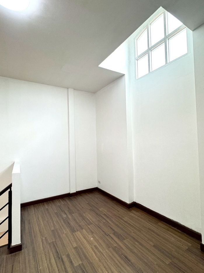 รูป ให้เช่าทาวน์โฮมออฟฟิศสไตล์ฝรั่งเศส 3.5 ชั้น 200 ตรม. หมู่บ้านสรานนท์ ปากเกร็ด - รูปที่ 15/16