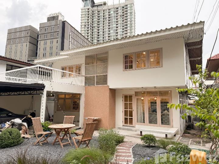 รูป Brand New 4BR Home Near MRT Huai Khwang - Fully Furnished! - รูปที่ 7/12