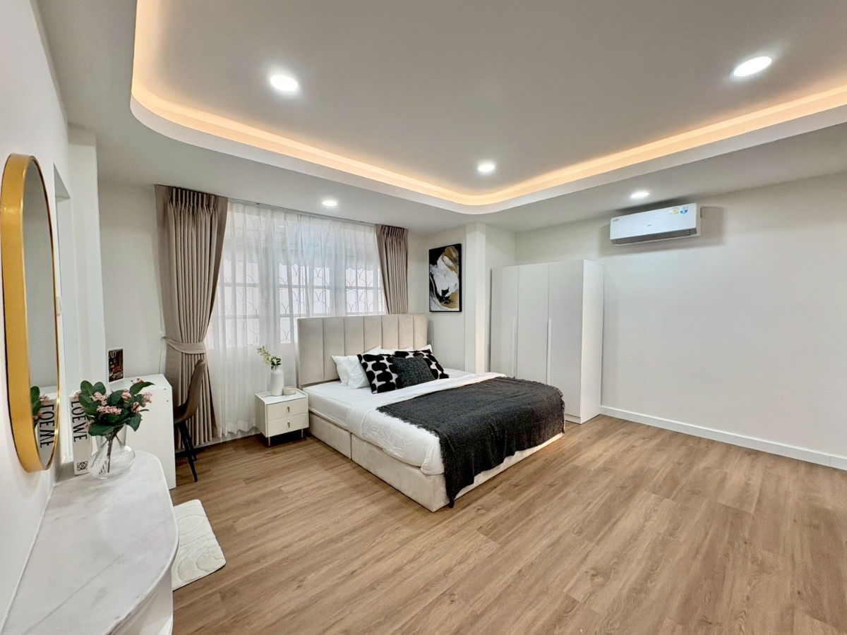 picture Pool Villa House 5 bed 3 bath with private swimming pool , Ratchada Niwet 16, Size 500 Sq.m. Rent 150K, Near MRT Huai-Khwang - 19/37
