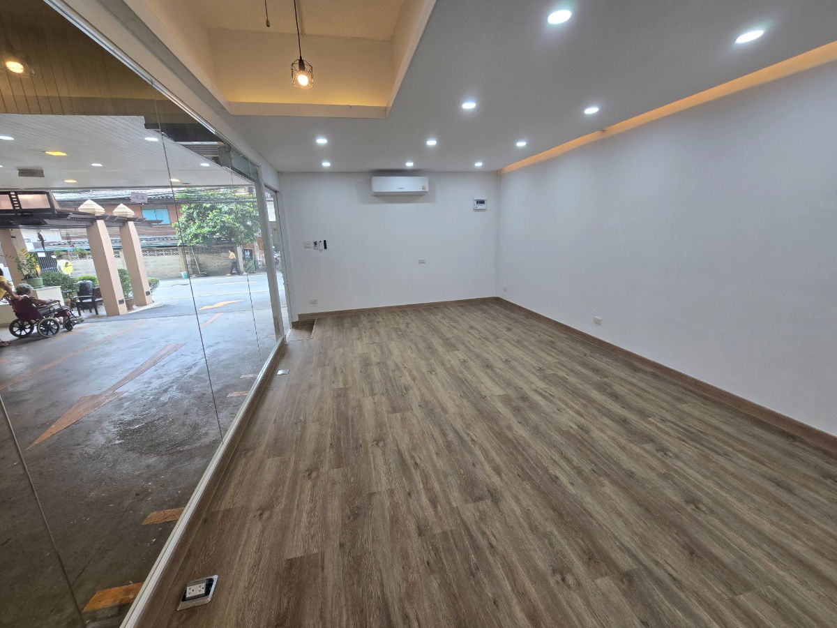 picture Shop for rent in prime location, Sukhumvit area, near BTS On Nut - 6/10