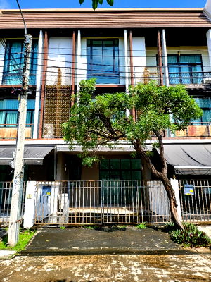 Townhouses for sale The Food and Drug Administration (FDA) : Townhouse for sale, Flora Wong Sawang, cheap price, walk to the MRT