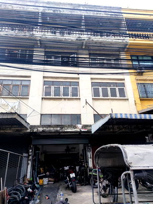 Shophouses for sale Tesco Lotus Srinakarindra : commercial building on Theparak Road, near Thipwan BTS station, 90 meters away.