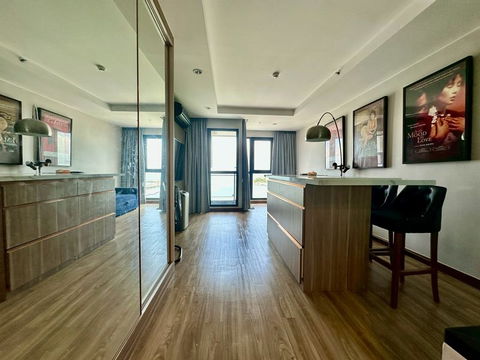 Condo for sale in Sriracha, Ladda Plus, in the city center, beautiful room, fully decorated, with furniture.